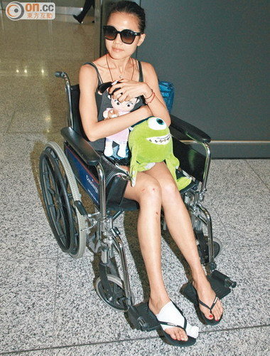 Châu Tú Na bị tai nạn gãy xương chân khi chơi pháo hoa 2