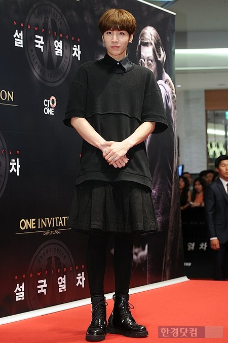 No Min Woo mặc váy gây chú ý giữa dàn sao Kbiz 1