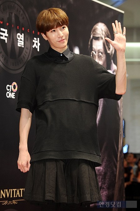 No Min Woo mặc váy gây chú ý giữa dàn sao Kbiz 2