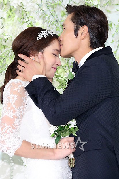 Lee Byung Hun và Lee Min Jung rạng rỡ trong “đám cưới thế kỷ” 10