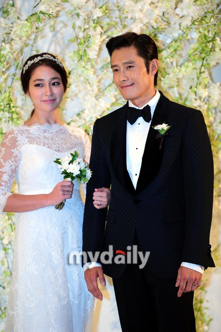 Lee Byung Hun và Lee Min Jung rạng rỡ trong “đám cưới thế kỷ” 13