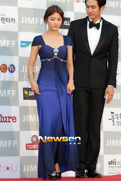 Goo Hye Sun diện váy ren trắng tinh khôi trên thảm đỏ 12