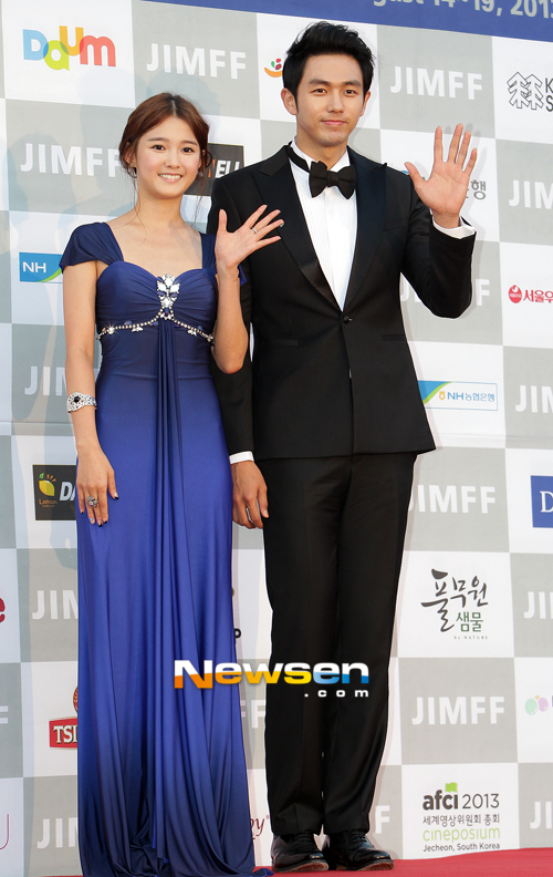 Goo Hye Sun diện váy ren trắng tinh khôi trên thảm đỏ 14
