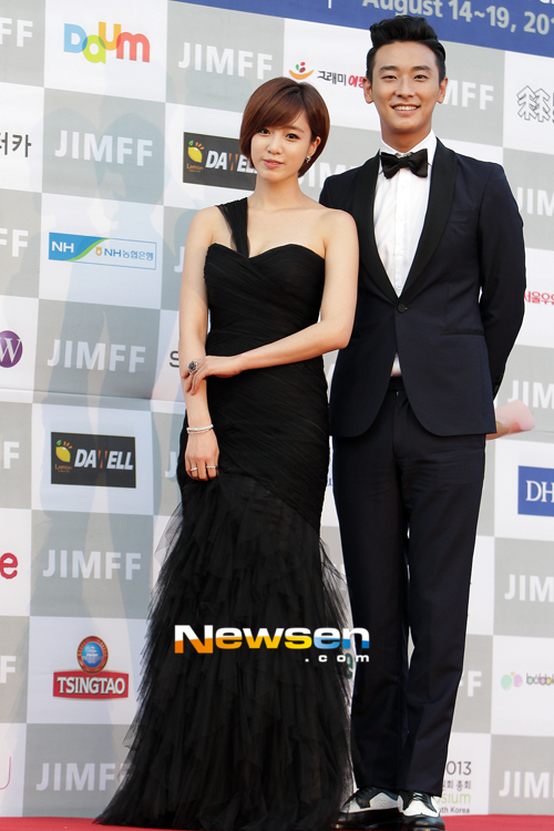 Goo Hye Sun diện váy ren trắng tinh khôi trên thảm đỏ 16