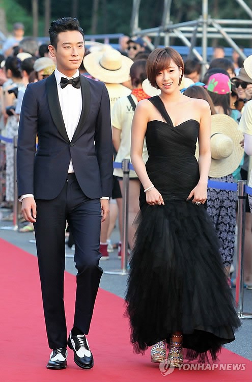 Goo Hye Sun diện váy ren trắng tinh khôi trên thảm đỏ 18