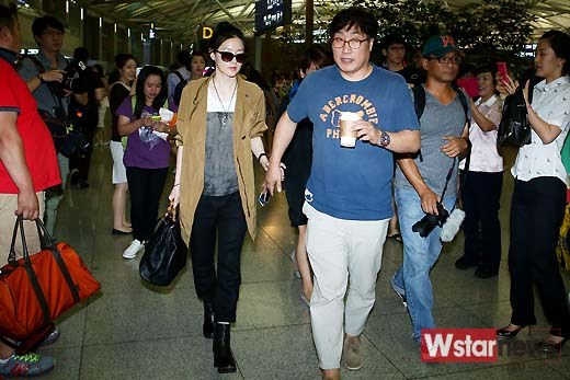 Vợ chồng Lee Young Ae tình cảm tại sân bay 3