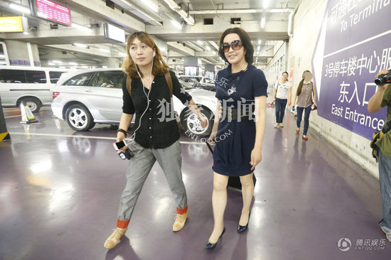 Lưu Hiểu Khánh lẻ loi tại sân bay sau khi kết hôn 2