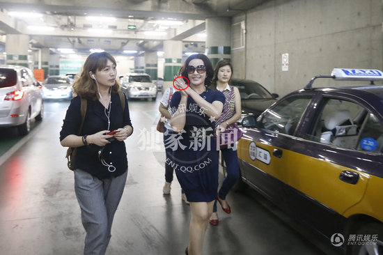 Lưu Hiểu Khánh lẻ loi tại sân bay sau khi kết hôn 3
