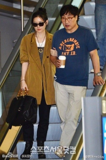 Vợ chồng Lee Young Ae tình cảm tại sân bay 7