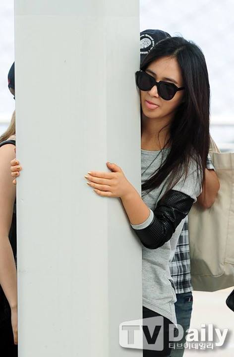 Yuri (SNSD) ôm cột, thè lưỡi gây chú ý ở sân bay 2