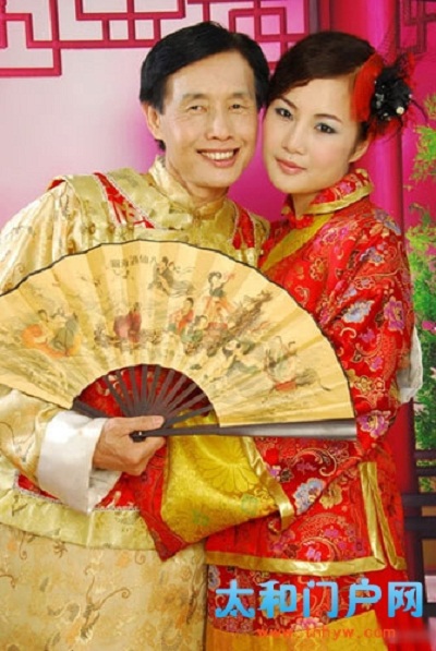 Những cặp đôi nghệ sĩ châu Á bị ném đá tơi bời vì "lệch tuổi" 9