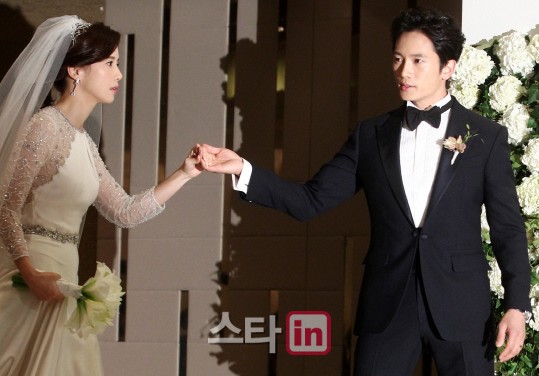 Lee Bo Young cười tít mắt, rạng rỡ bên Ji Sung trong ngày cưới 19