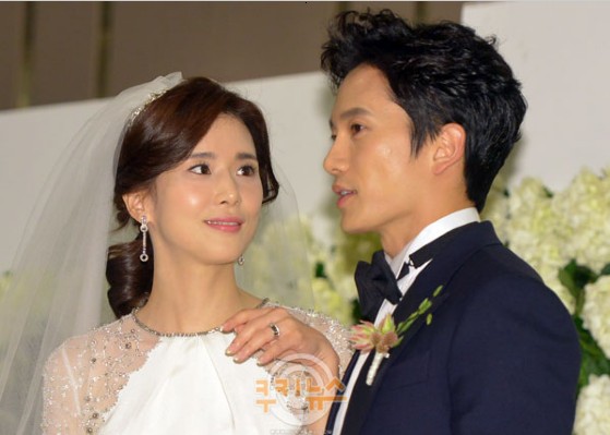 Lee Bo Young cười tít mắt, rạng rỡ bên Ji Sung trong ngày cưới 20