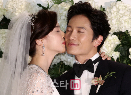 Lee Bo Young cười tít mắt, rạng rỡ bên Ji Sung trong ngày cưới 21