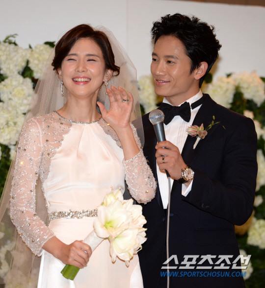 Lee Bo Young cười tít mắt, rạng rỡ bên Ji Sung trong ngày cưới 1