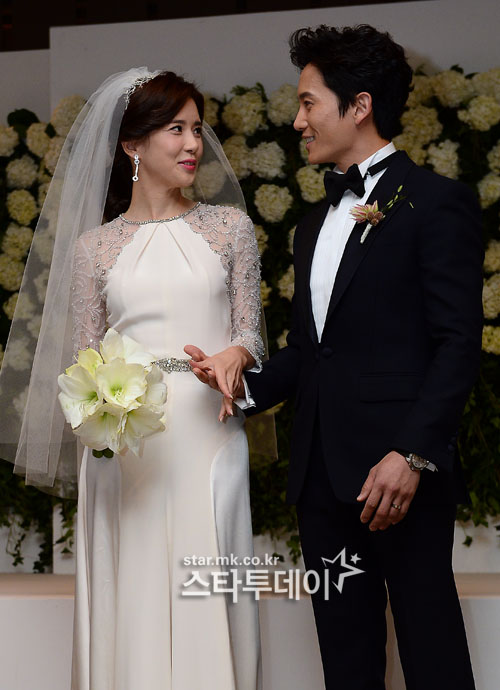 Lee Bo Young cười tít mắt, rạng rỡ bên Ji Sung trong ngày cưới 22