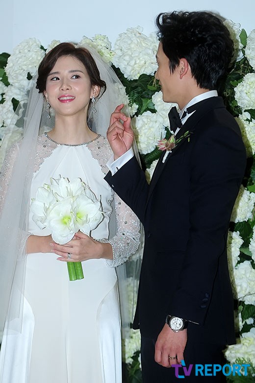 Lee Bo Young cười tít mắt, rạng rỡ bên Ji Sung trong ngày cưới 23