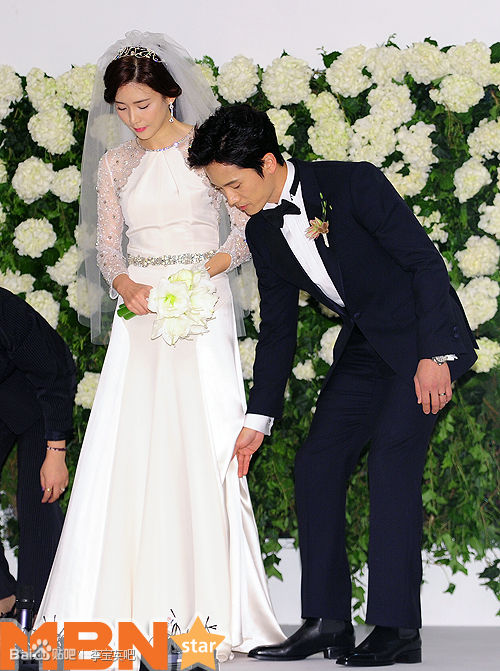 Lee Bo Young cười tít mắt, rạng rỡ bên Ji Sung trong ngày cưới 6