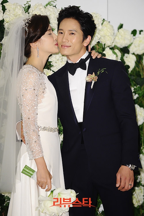Lee Bo Young cười tít mắt, rạng rỡ bên Ji Sung trong ngày cưới 25