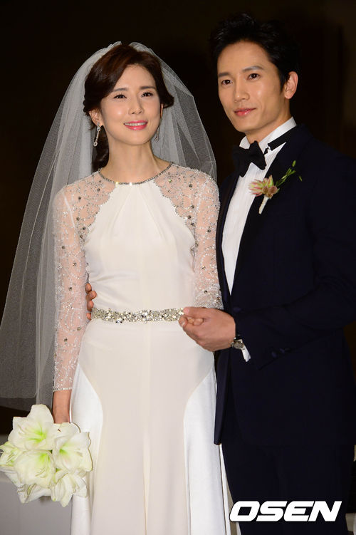 Lee Bo Young cười tít mắt, rạng rỡ bên Ji Sung trong ngày cưới 27