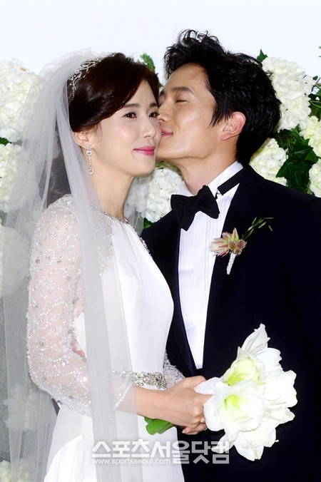 Lee Bo Young cười tít mắt, rạng rỡ bên Ji Sung trong ngày cưới 7
