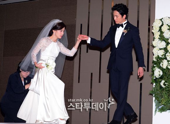 Lee Bo Young cười tít mắt, rạng rỡ bên Ji Sung trong ngày cưới 8