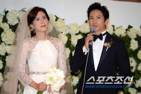 Lee Bo Young cười tít mắt, rạng rỡ bên Ji Sung trong ngày cưới 12