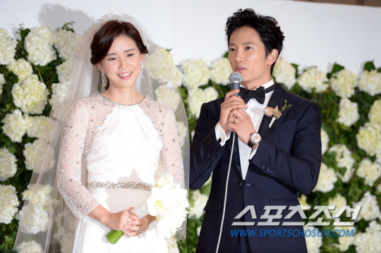 Lee Bo Young cười tít mắt, rạng rỡ bên Ji Sung trong ngày cưới 17