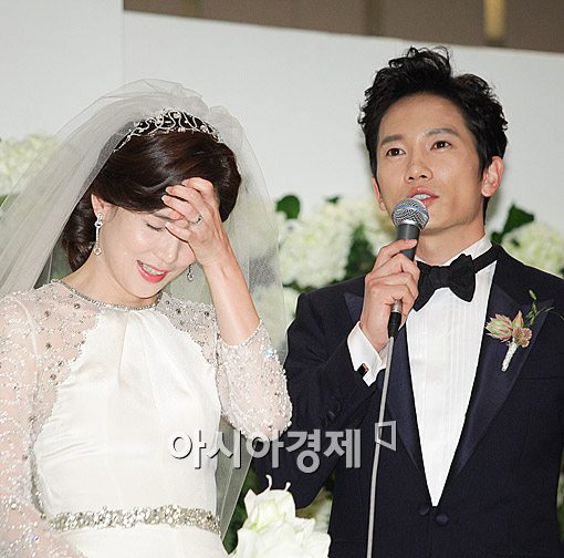 Lee Bo Young cười tít mắt, rạng rỡ bên Ji Sung trong ngày cưới 18