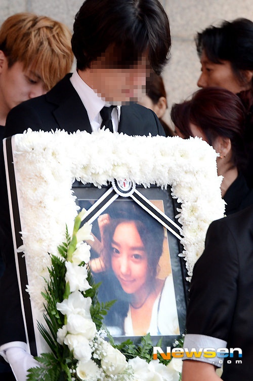 Taeyang và nữ ca sĩ Kim Ha Neul vừa qua đời là bạn bè thân thiết 4