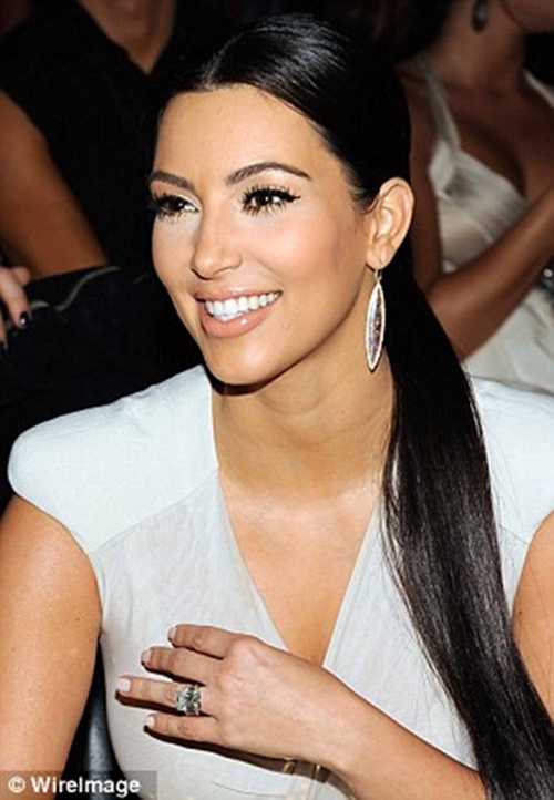 Nhẫn đính hôn của Kim Kardashian bán với giá 16,5 tỷ đồng 4