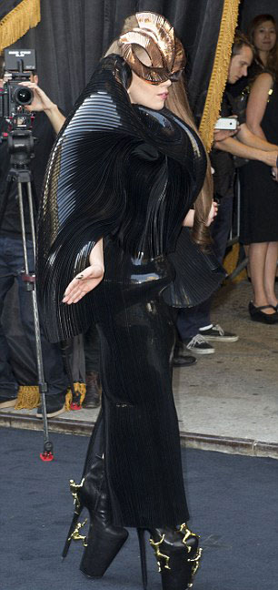 Lady Gaga: 365 ngày đều là Halloween  15