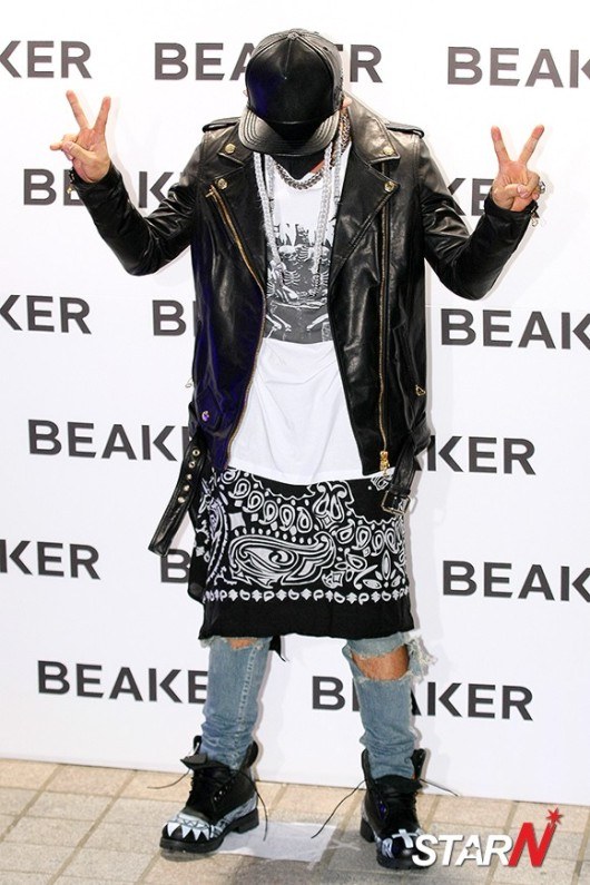 Taeyang gây chú ý khi đeo khẩu trang giữa sự kiện 4