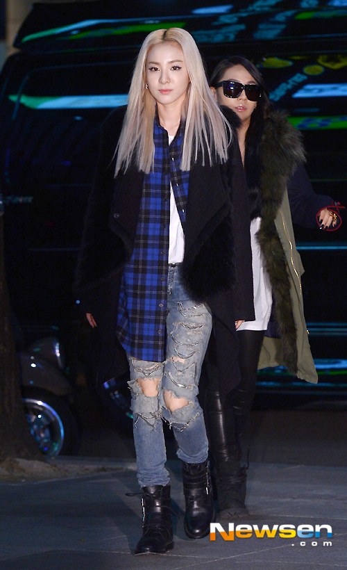 Taeyang gây chú ý khi đeo khẩu trang giữa sự kiện 5