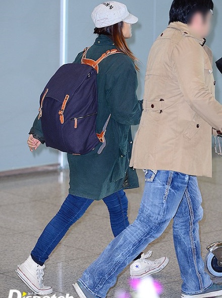 Lee Hyori và chồng né ống kính khi trở về sau tuần trăng mật 4