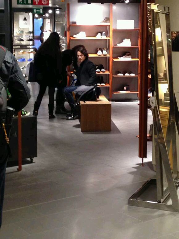 Lộ ảnh Moon Geun Young và Kim Bum mua sắm ở Milan 1