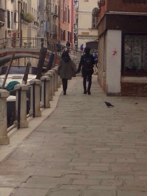 Lộ ảnh Moon Geun Young và Kim Bum mua sắm ở Milan 4