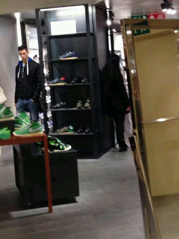 Lộ ảnh Moon Geun Young và Kim Bum mua sắm ở Milan 2