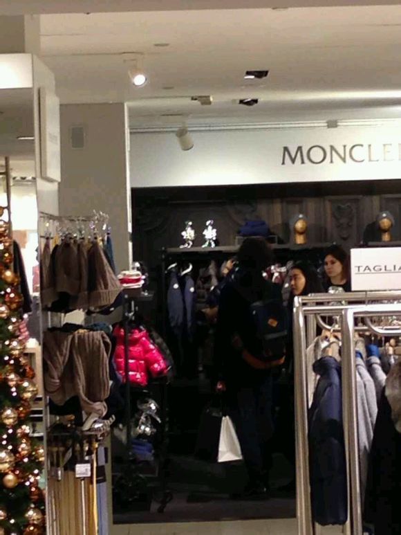 Lộ ảnh Moon Geun Young và Kim Bum mua sắm ở Milan 3