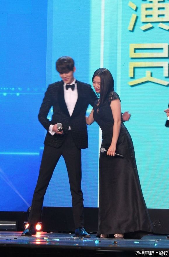 Park Shin Hye và Kim Woo Bin thể hiện tình cảm ngay trên sân khấu 10