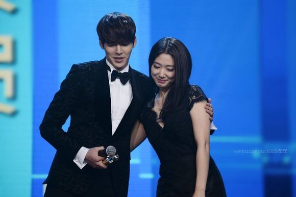 Park Shin Hye và Kim Woo Bin thể hiện tình cảm ngay trên sân khấu 11