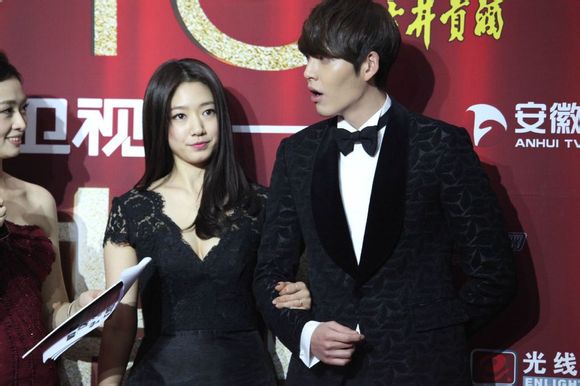 Park Shin Hye và Kim Woo Bin thể hiện tình cảm ngay trên sân khấu 1