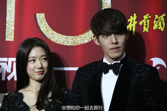 Park Shin Hye và Kim Woo Bin thể hiện tình cảm ngay trên sân khấu 2