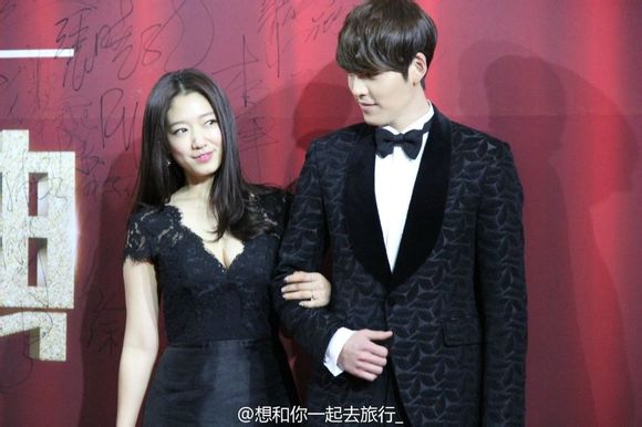 Park Shin Hye và Kim Woo Bin thể hiện tình cảm ngay trên sân khấu 3