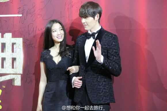 Park Shin Hye và Kim Woo Bin thể hiện tình cảm ngay trên sân khấu 4