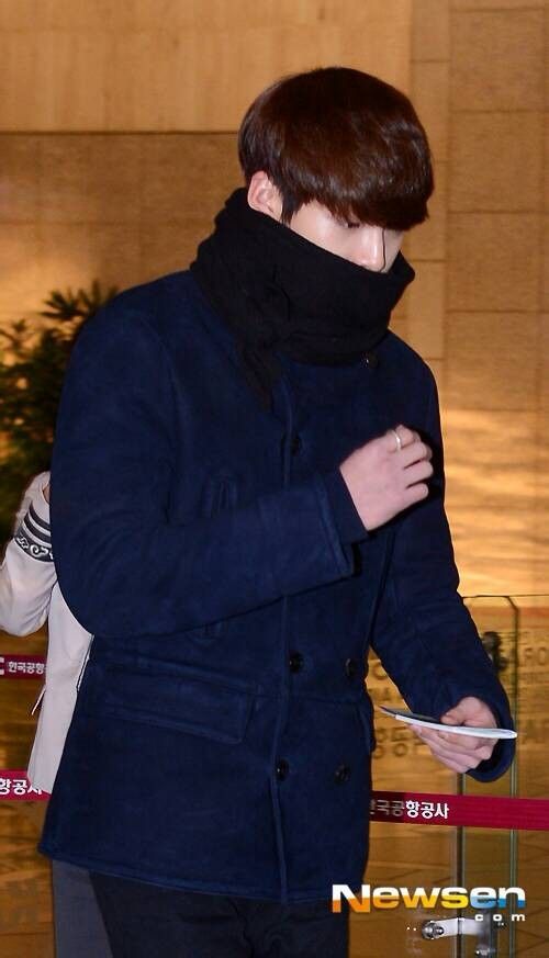 Park Shin Hye rạng rỡ, Kim Woo Bin giấu mặt tại sân bay 7