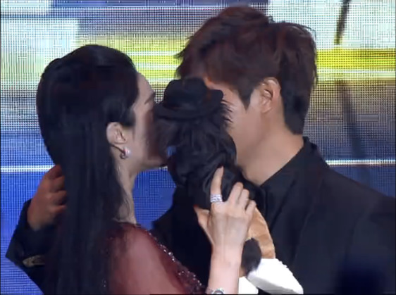Phạm Băng Băng và Lee Min Ho hôn nhau trên sân khấu 6