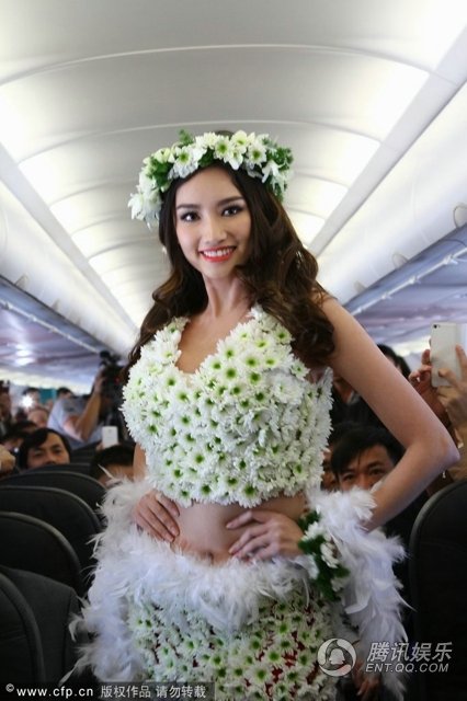 Tr&uacute;c Diễm v&agrave; m&agrave;n bikini show tr&ecirc;n m&aacute;y bay ngập tr&agrave;n b&aacute;o Trung 1