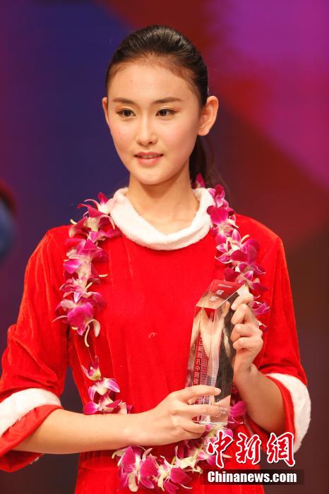 Thí sinh người mẫu Trung Quốc mang khẩu trang để chống ô nhiễm 3
