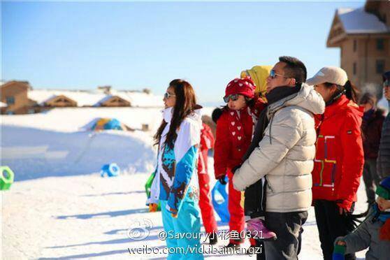 Phát sốt với loạt ảnh trượt tuyết của gia đình Triệu Vy 2